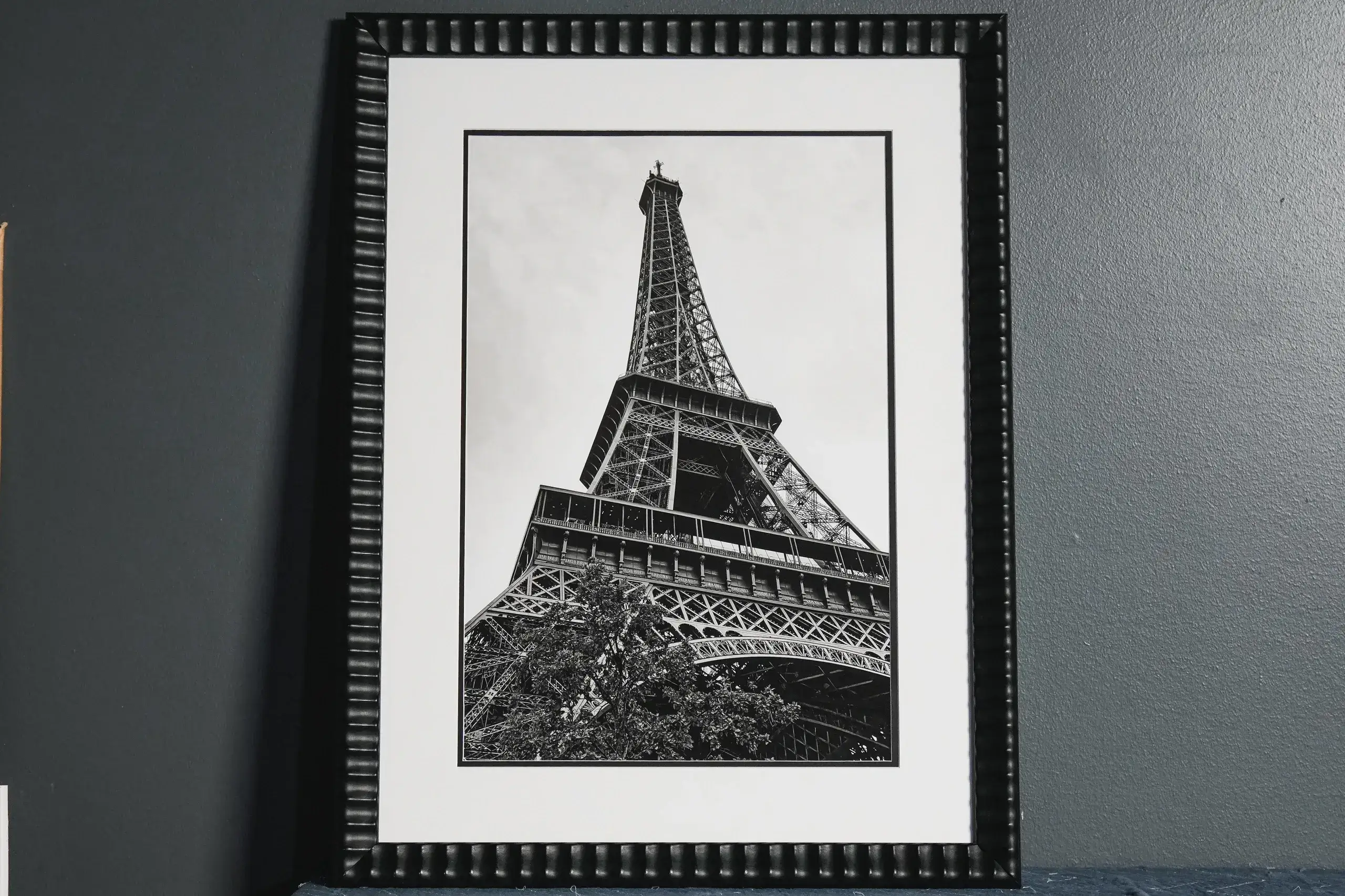 A black and white photo of the eiffel tower.
